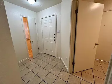 1012 Christopher Ave APT B, Round Rock, TX 78681